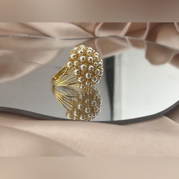 Elegant Gold-Tone Pearl Cluster Statement Ring - Picture 8 of 9